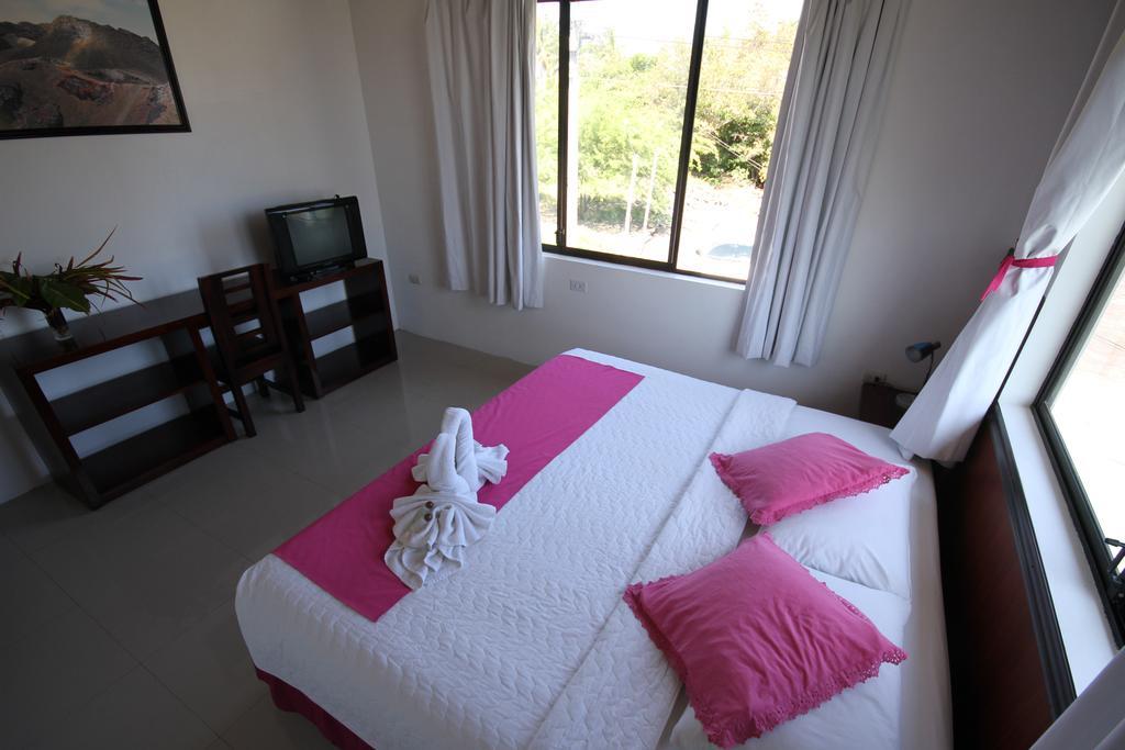 Hostal La Gran Tortuga Puerto Villamil Esterno foto
