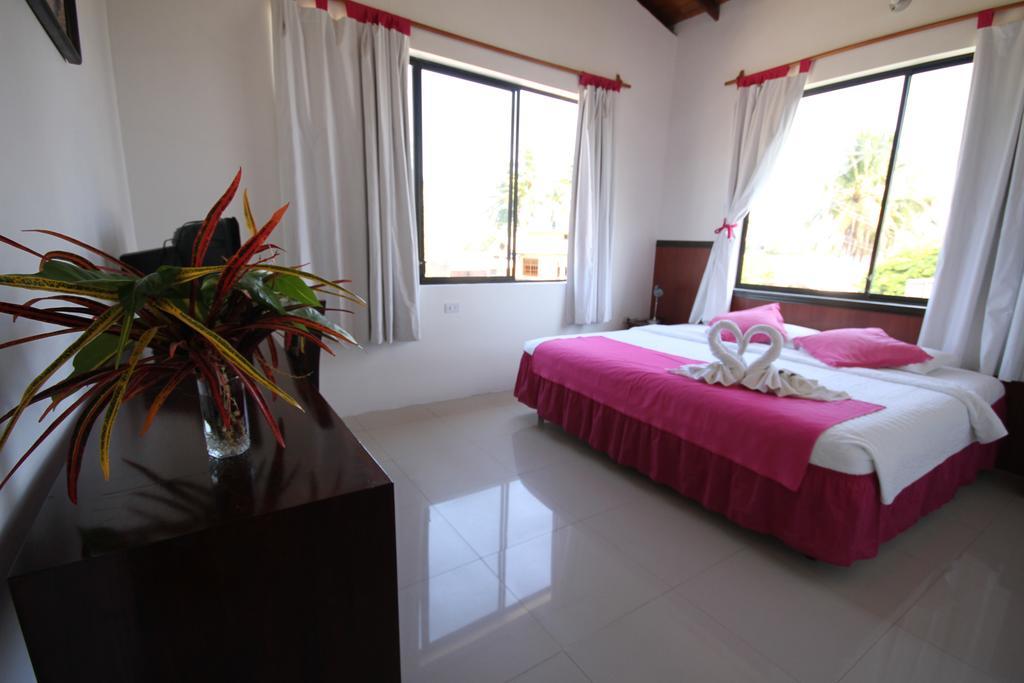 Hostal La Gran Tortuga Puerto Villamil Esterno foto