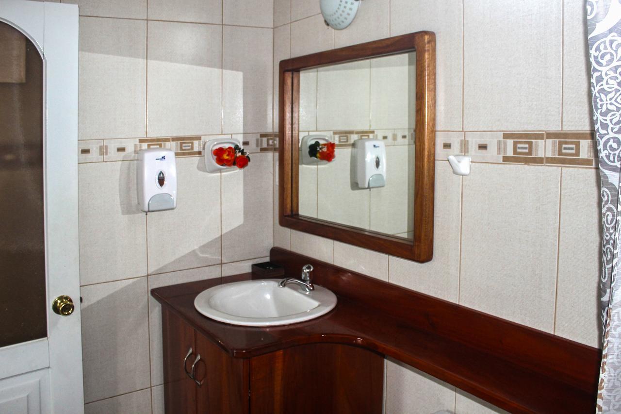 Hostal La Gran Tortuga Puerto Villamil Esterno foto