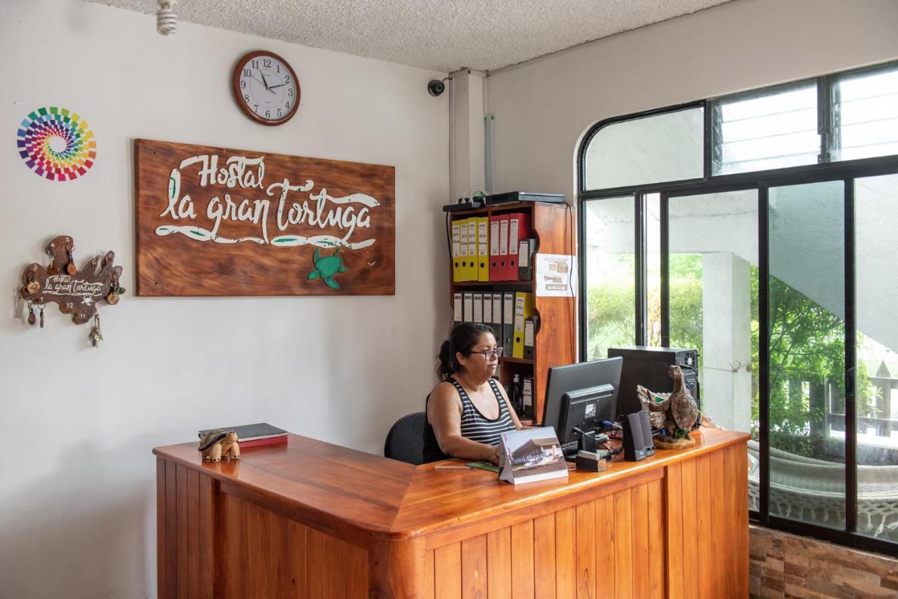 Hostal La Gran Tortuga Puerto Villamil Esterno foto