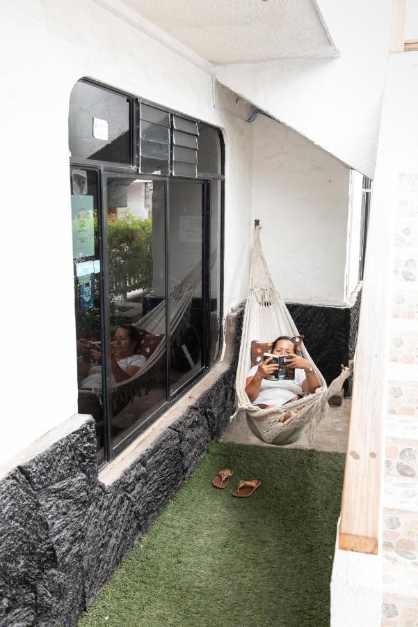 Hostal La Gran Tortuga Puerto Villamil Esterno foto