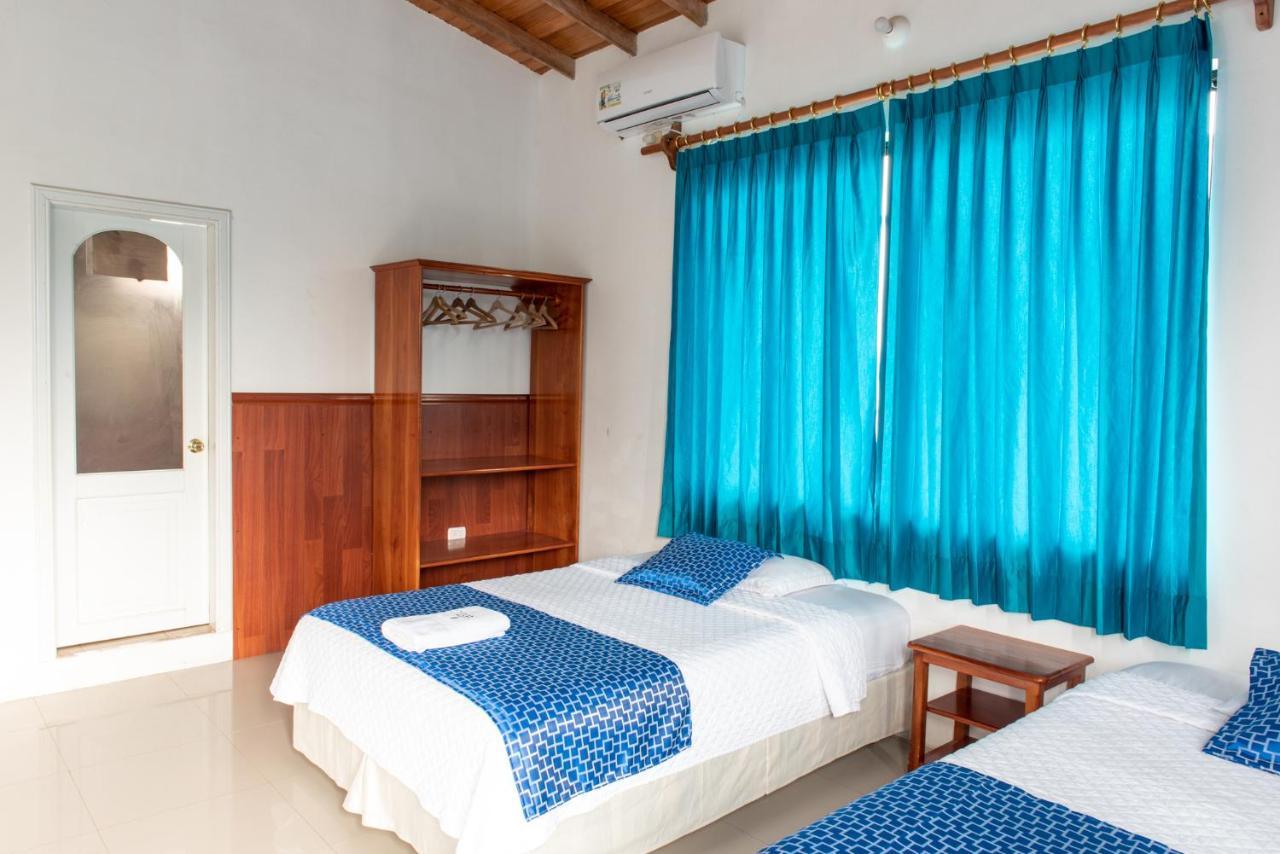 Hostal La Gran Tortuga Puerto Villamil Esterno foto